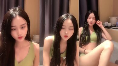 【萝莉盟主】某校园校花下海 全裸自摸扒穴高潮，暑假兼职赚生活费，小仙女逼逼美 (3)